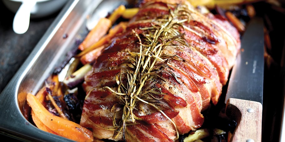 Kalfsgebraad met spek en gestoofde groenten