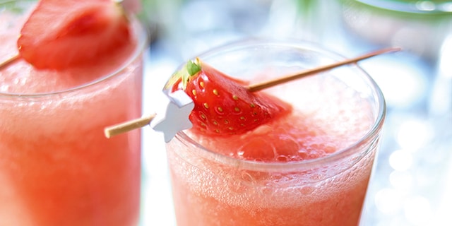 Bruisende cocktail met aardbeien en meloen