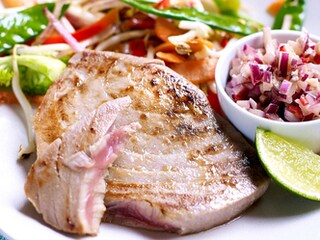 Gegrilde tonijn, saus met chilipeper en citroengras