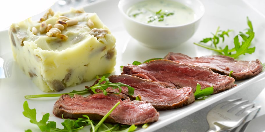 Tagliatta de bœuf, sauce au wasabi et petits stoemps aux pleurotes