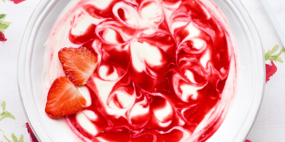 Gemarmerde yoghurt met aardbeien
