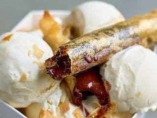 Glace au chocolat blanc et loempia au chocolat noir