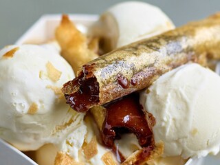 Witte chocolade-ijs met chocoladeloempia