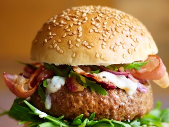 Hamburger: De Limousin / bacon / saus met Cantal