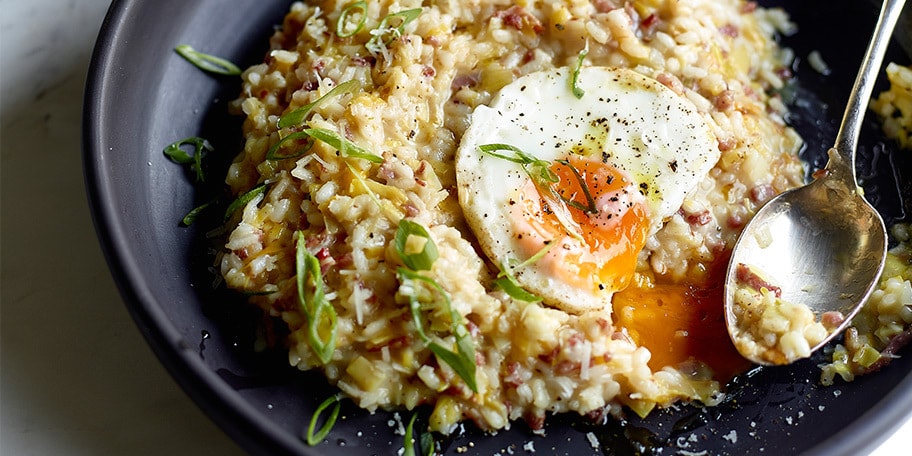 Risotto aux poireaux, lardons et un œuf