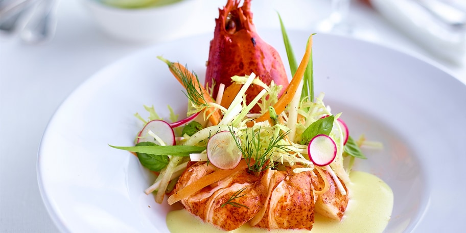 Homard rôti, jus de bisque au curry, légumes croquants