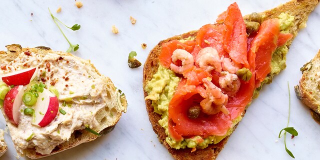 Glutenvrij brood met avocado en gerookte zalm