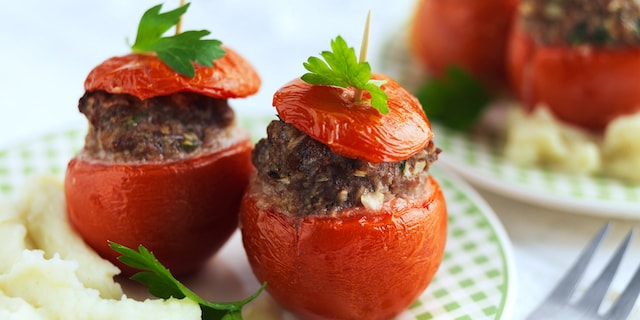 Tomaten gevuld met gehakt en peterselie