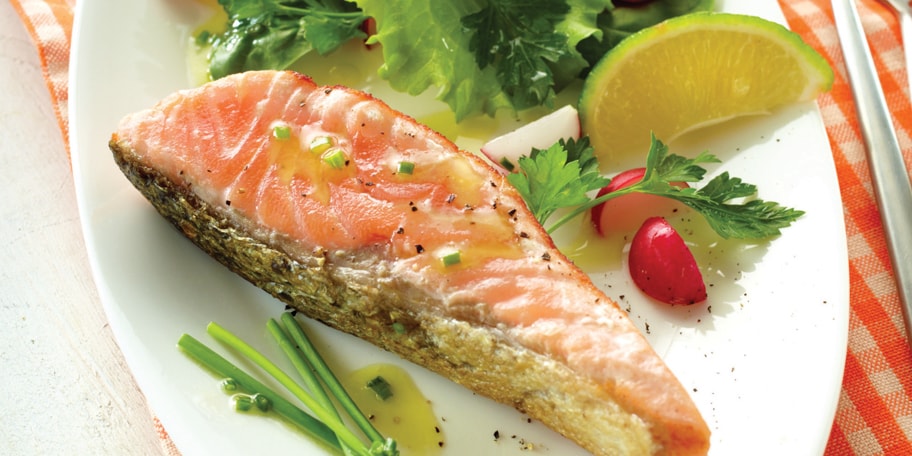 Saumon cuit et salade mixte