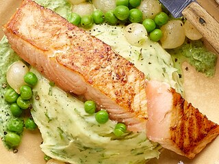 Kort gebakken zalm, aardappelpuree met kruiden en spinaziesaus