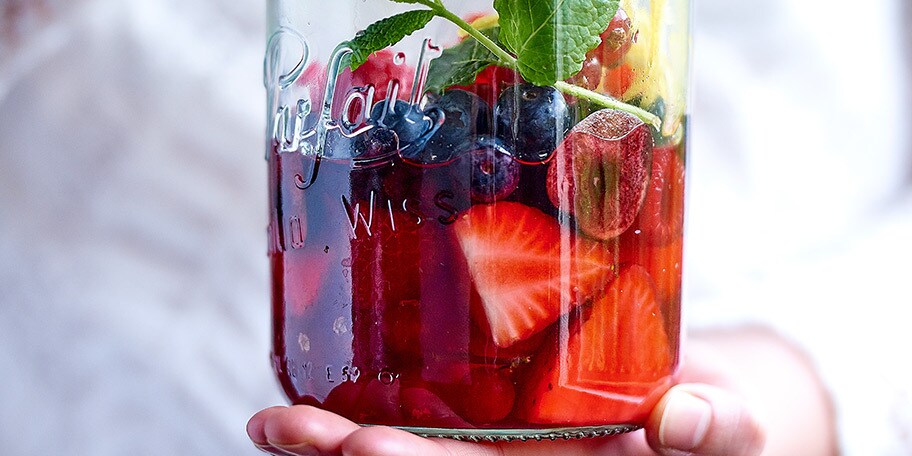 Fruitsalade in een 'jar' met gember-muntsiroop