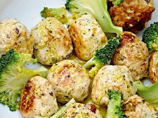 Boulettes de poulet aux airelles, brocoli sauté au gingembre