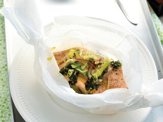 Zalmpapillot met groenten en salsa verde