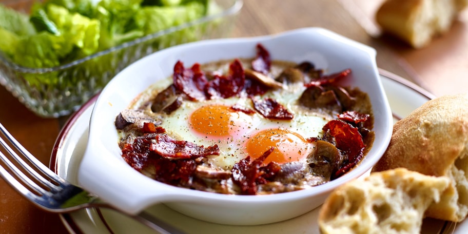 Cocotte-eitjes met champignons en krokante chorizo