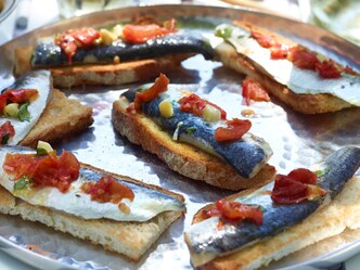 Crostini aux sardines et tomates confites