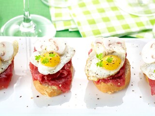 Toast met carpaccio en kwarteleieren