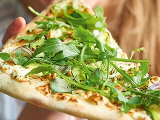 Pizza bianca met courgettes