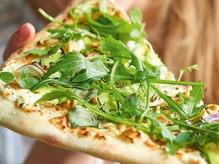 Pizza bianca met courgettes