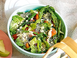 Salade au cœur de saumon fumé, asperges vertes et vinaigrette César