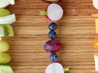 Fruit- en groentespiezen met kleurtjes
