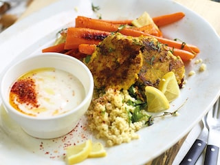 Croquettes de poisson aux crevettes, carottes, boulgour et sauce au yaourt