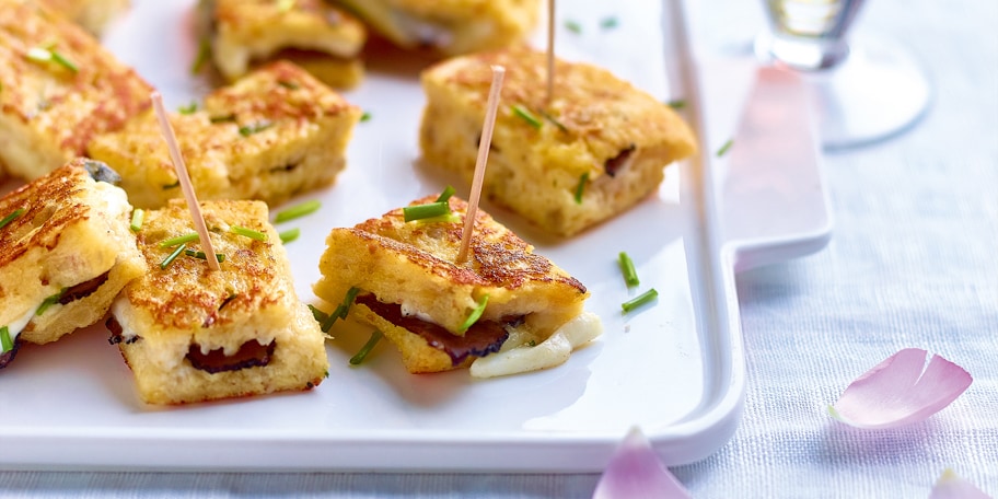 Mini-croques de pain perdu à la truffe et à la mozzarella