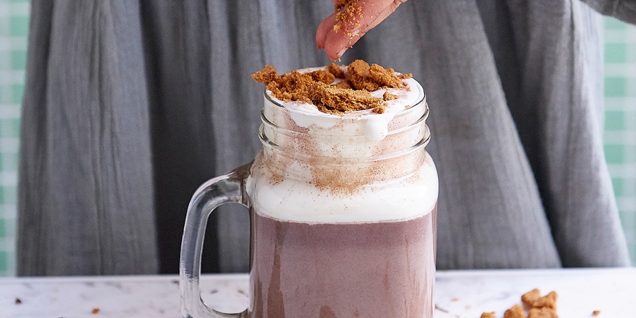 Chocolademelk met slagroom en speculaas