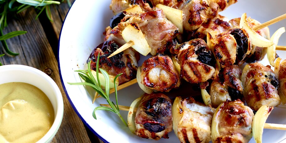 Brochettes de lapin aux pruneaux et au lard