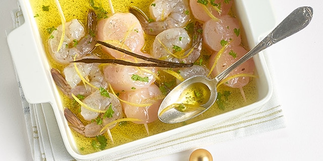 Brochettes de Saint-Jacques et de crevettes à l’huile de vanille et au citron