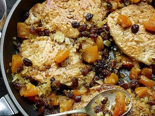 Médaillons de porc, sauce aux raisins et abricots séchés