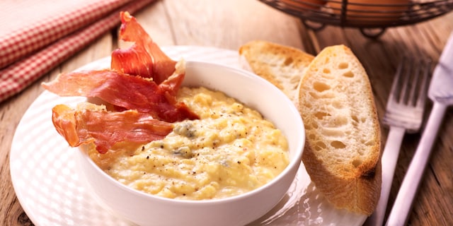 Roereieren met gorgonzola en krokante ham