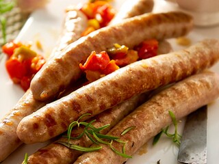 Chipolata's op de barbecue met een compote van paprika