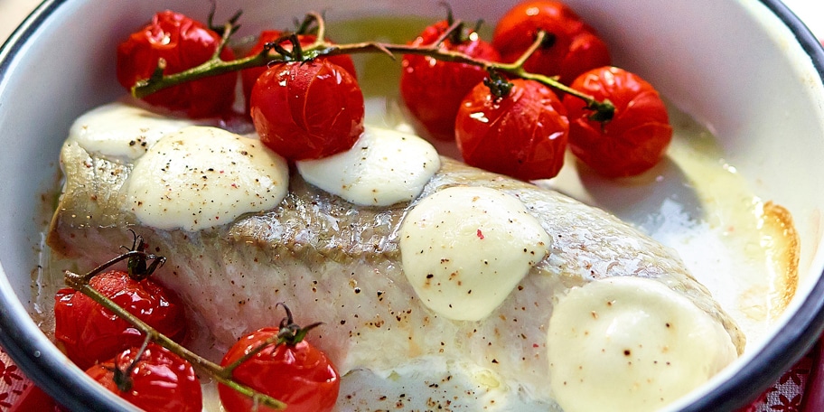 Gebakken koolvis met snoeptomaten en mozzarellabolletjes