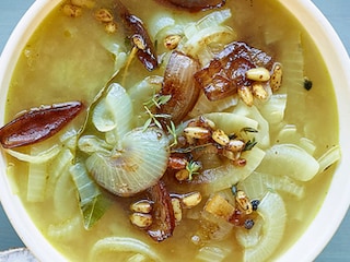 Soupe à l'oignon caramélisé et tartine au fromage de chèvre