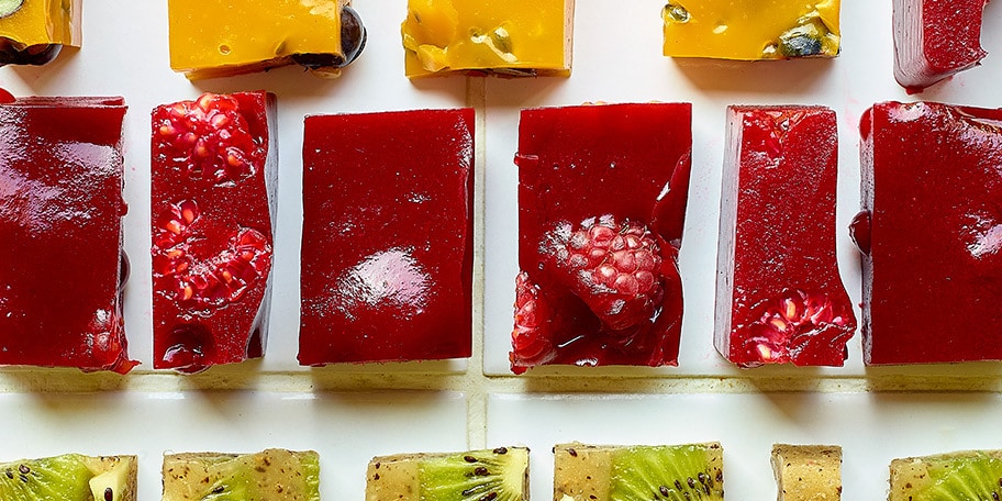 Fruitgelei van frambozen en rode bessen