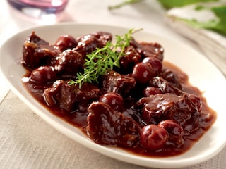 Civet de marcassin au vin blanc et aux cerises