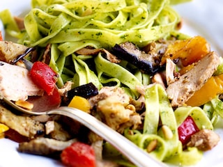 Tagliatelles au poulet fumé, pesto et légumes grillés