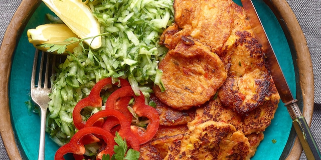 Kruidige aardappelkoekjes met komkommerrelish