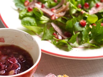 Salade van gekonfijte eendenbout met granaatappel en vinaigrette met confituur