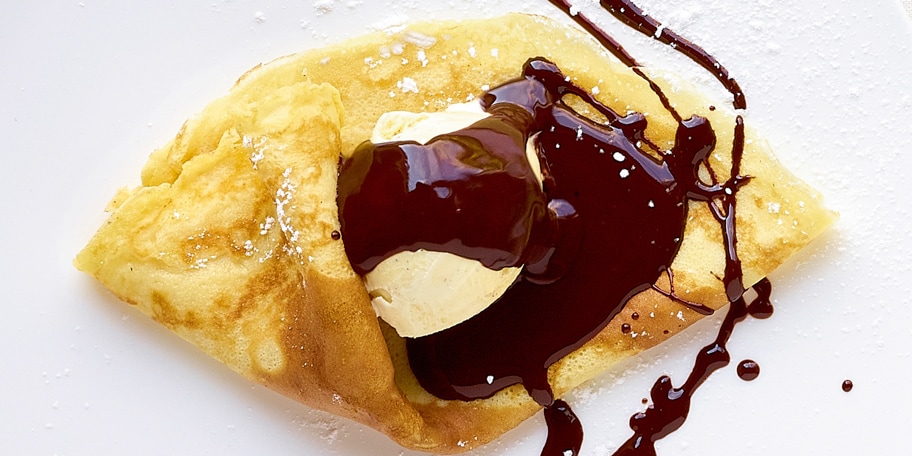 Crêpe Mikado à la glace à la vanille et sauce au chocolat