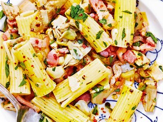 Rigatoni met artisjokken, spek en platte peterselie
