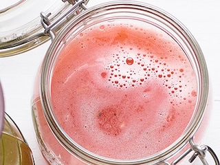 Appel-perensap met aardbeien