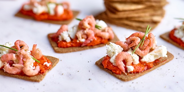 Jules Destrooper Amandelbroodkoekjes met paprikatapenade, feta en grijze garnalen