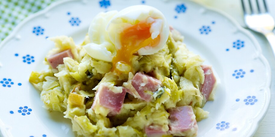 Stoofpotje met prei, ham en zachtgekookte eieren