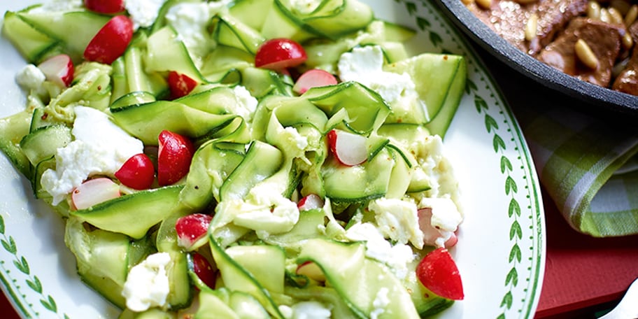 Minuutsteak en courgettesalade met mozzarella