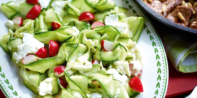 Minuutsteak en courgettesalade met mozzarella