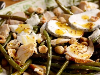 Salade van gerookte kip met sperziebonen en geitenkaas met aslaagje