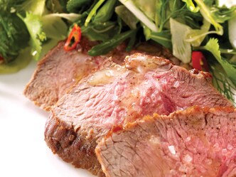 Steak d’agneau (tranche de gigot d’agneau) à la salade de fenouil aux herbes et à l’aïoli