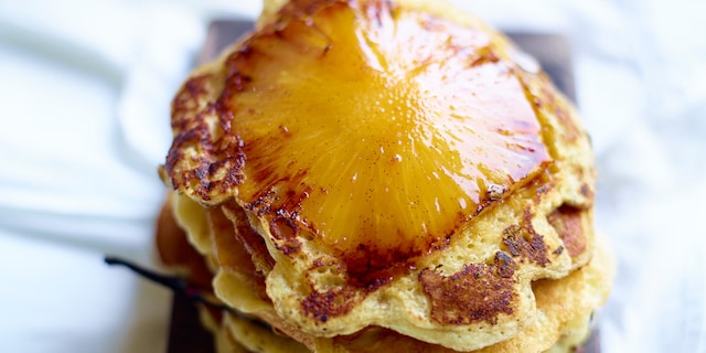 Kleine pannenkoekjes met gekaramelliseerde ananas en vanille