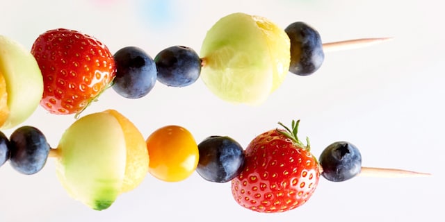 Brochettes van fruit en groenten